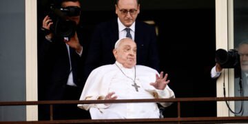 Vídeo: Papa Francisco acena a fiéis e recebe alta – 23/03/2025 – Mundo