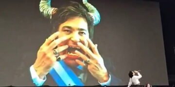 Banda exibe vídeo de Javier Milei com chifre de demônio – 23/03/2025 – Ilustrada