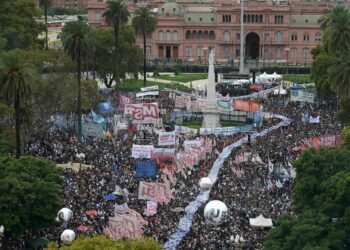 Argentina: milhares vão às ruas lembrar mortos da ditadura – 24/03/2025 – Mundo