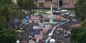 Argentina: milhares vão às ruas lembrar mortos da ditadura – 24/03/2025 – Mundo