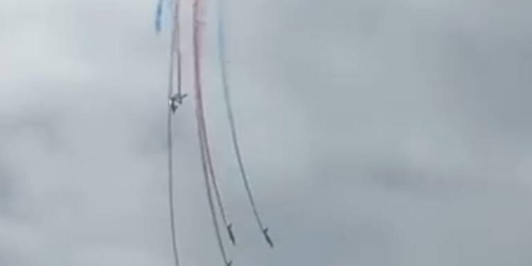 Aviões acrobáticos colidem em voo na França; veja vídeo – 26/03/2025 – Mundo