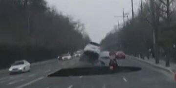 Vídeo: Motociclista morre ao cair em buraco na Coreia – 26/03/2025 – Mundo
