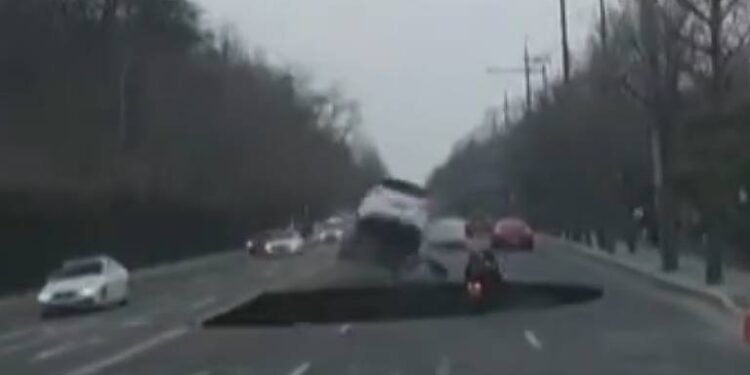 Vídeo: Motociclista morre ao cair em buraco na Coreia – 26/03/2025 – Mundo