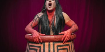 Peça ‘Tybyra’ exalta resistência e memória indígena – 27/03/2025 – Mise-en-scène