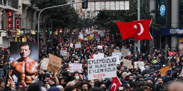 Tribunal turco liberta 7 jornalistas detidos durante protestos – 27/03/2025 – Mundo