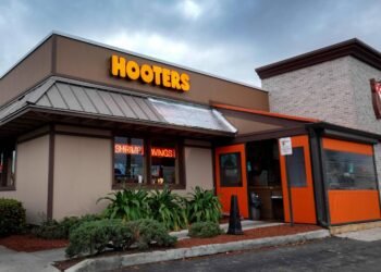 Hooters: Fundadores querem menos nudez e mais famílias – 28/03/2025 – Mercado