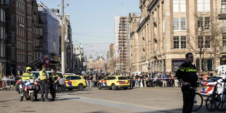 Homem esfaqueia ao menos 5 pessoas em Amsterdã – 27/03/2025 – Mundo