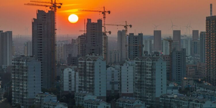 Corretores na China tentam de tudo para vender imóveis – 29/03/2025 – Mercado