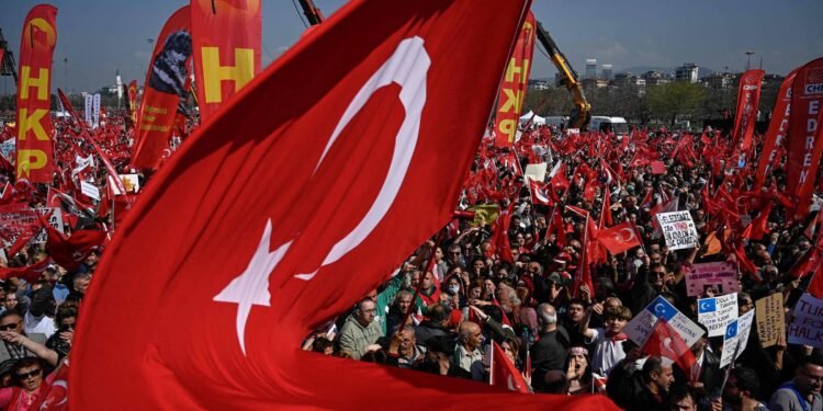 Protesto em Istambul reúne multidão em oposição a Erdogan – 29/03/2025 – Mundo