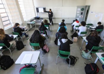 Pé de Meia 2025: veja quando cai o incentivo matrícula – 01/04/2025 – Educação