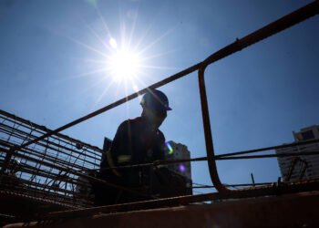 Exaustão, queimadura e desmaios: calor castiga trabalhador – 01/04/2025 – Mercado