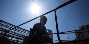 Exaustão, queimadura e desmaios: calor castiga trabalhador – 01/04/2025 – Mercado