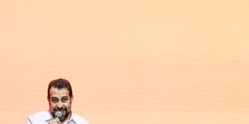 Propaganda do PSOL faz relação entre golpe de 64 e 8/1 – 01/04/2025 – Painel