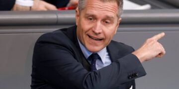 Parlamento Europeu revoga imunidade de deputado alemão – 01/04/2025 – Mundo