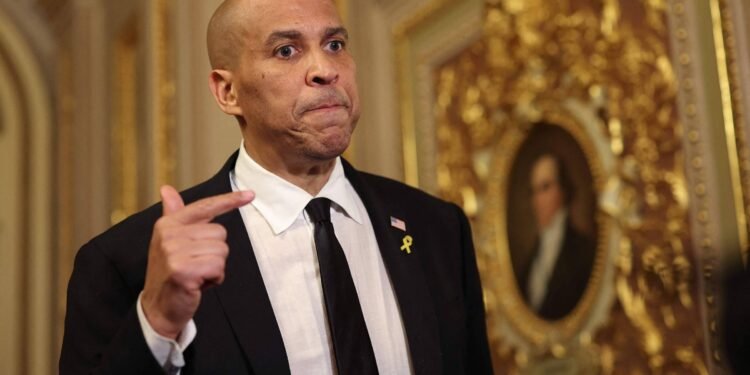 Quem é Cory Booker, que bateu recorde de fala mais longa – 01/04/2025 – Mundo