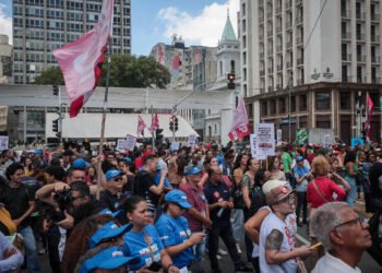 SP: Servidores fazem ato na prefeitura em dia de greve – 02/04/2025 – Educação