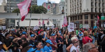 SP: Servidores fazem ato na prefeitura em dia de greve – 02/04/2025 – Educação