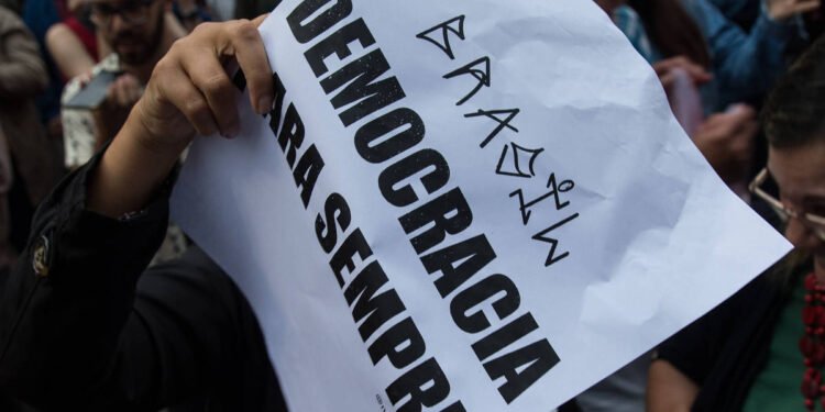 A democracia está em perigo; faz sentido lutar por ela? – 02/04/2025 – Latinoamérica21