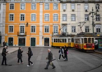 Portugal: Número de brasileiros barrados dispara em 700% – 02/04/2025 – Mundo