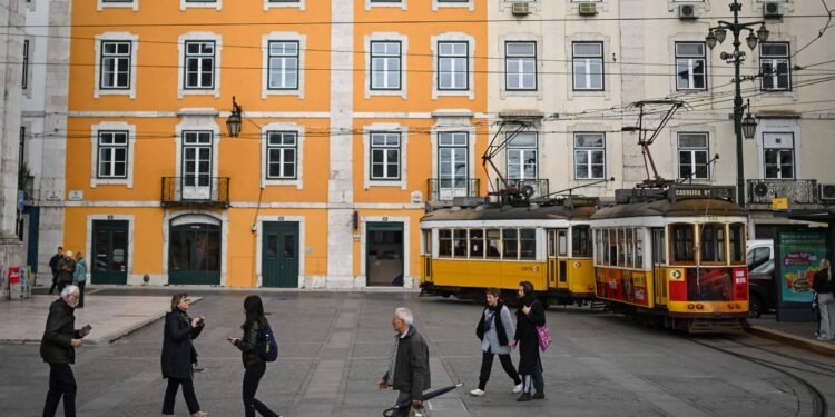 Portugal: Número de brasileiros barrados dispara em 700% – 02/04/2025 – Mundo