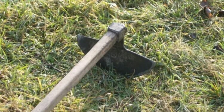 Homem é agredido a ‘enxadadas’ pelo patrão da ex-mulher em Apucarana