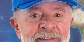 Lula abraça Brasil acima de tudo após bolsonarismo defender EUA grande